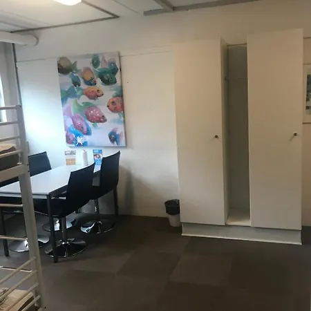 אכסניה Family In The Center